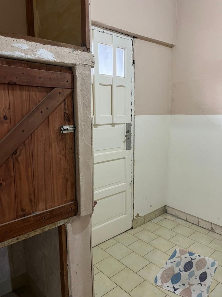 PH a reciclar de dos ambientes con patio y parrilla.