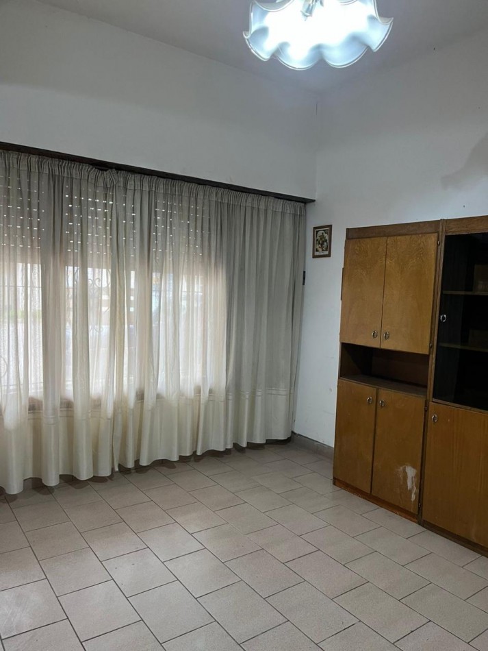 PH a reciclar de dos ambientes con patio y parrilla.