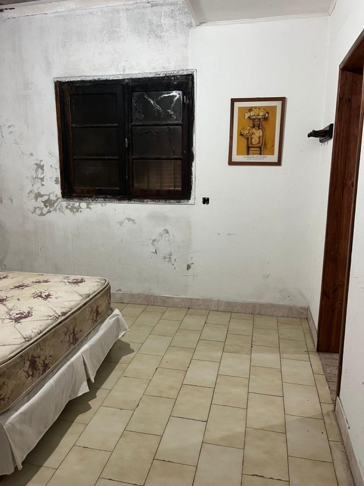 PH a reciclar de dos ambientes con patio y parrilla.