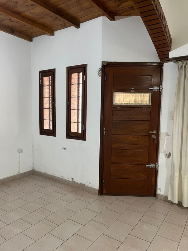 PH a reciclar de dos ambientes con patio y parrilla.