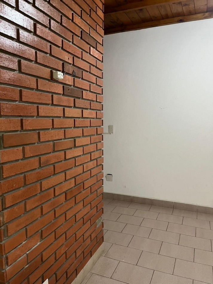 PH a reciclar de dos ambientes con patio y parrilla.