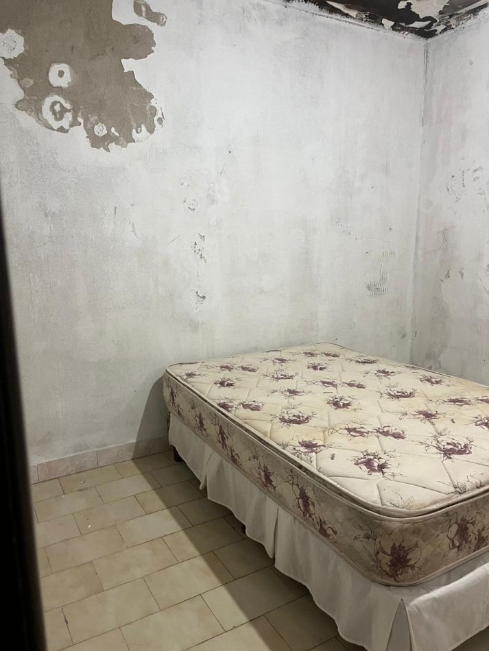 PH a reciclar de dos ambientes con patio y parrilla.