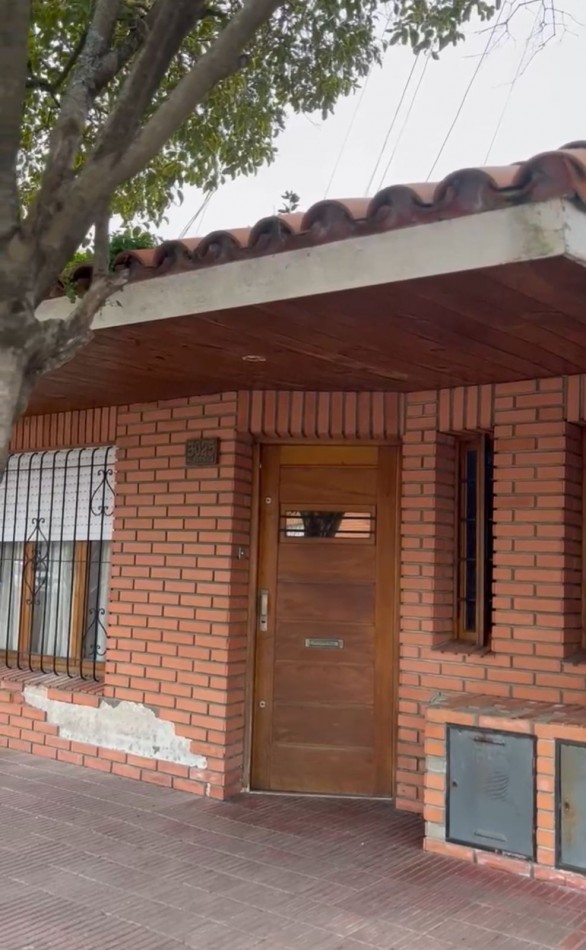 PH a reciclar de dos ambientes con patio y parrilla.