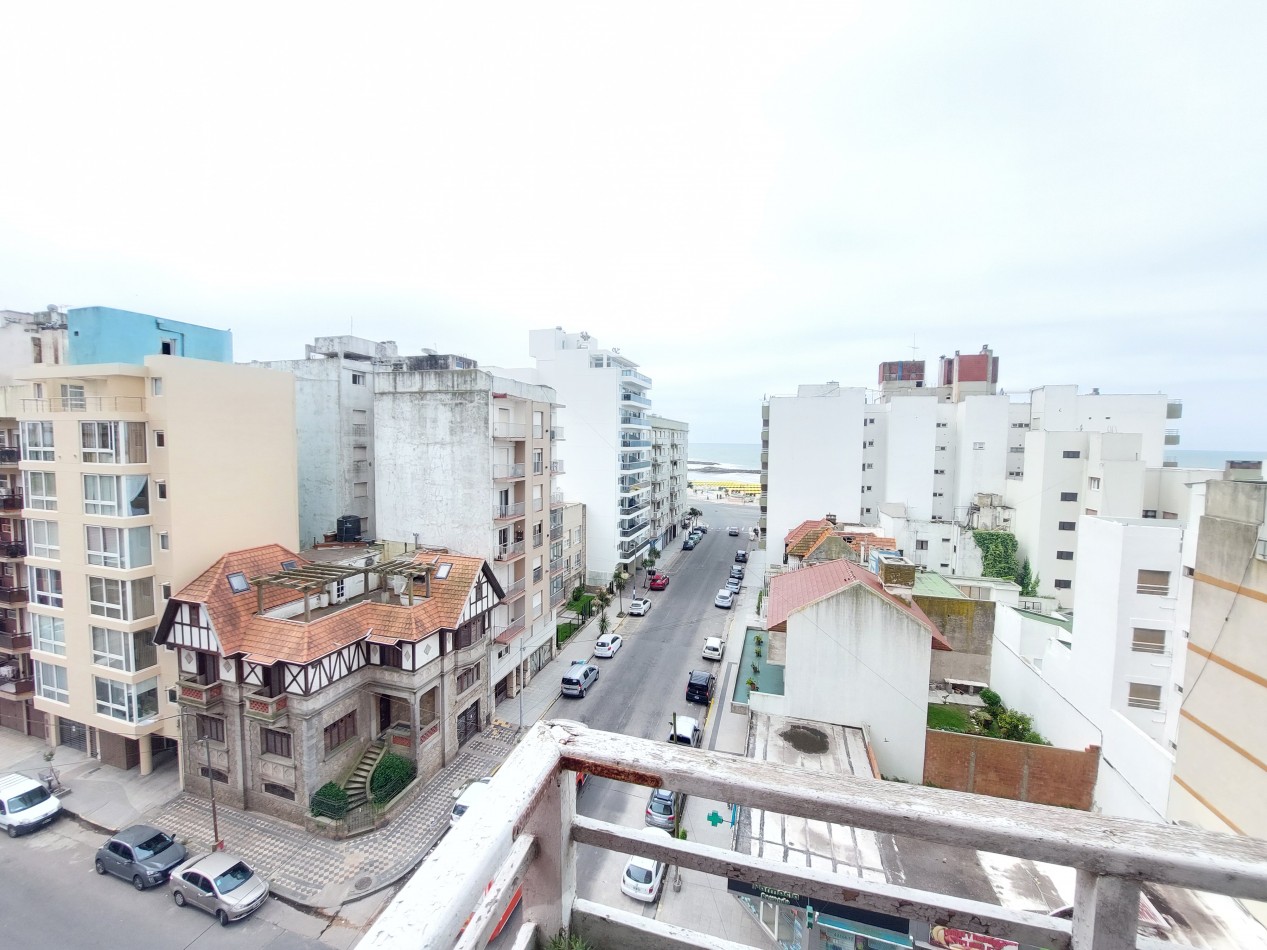Departamento de cuatro ambientes con vista lateral al mar y cochera