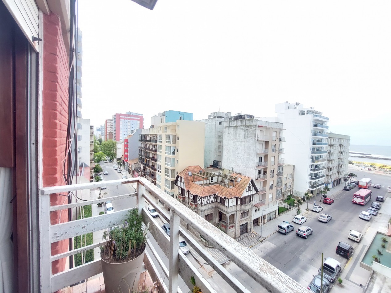 Departamento de cuatro ambientes con vista lateral al mar y cochera