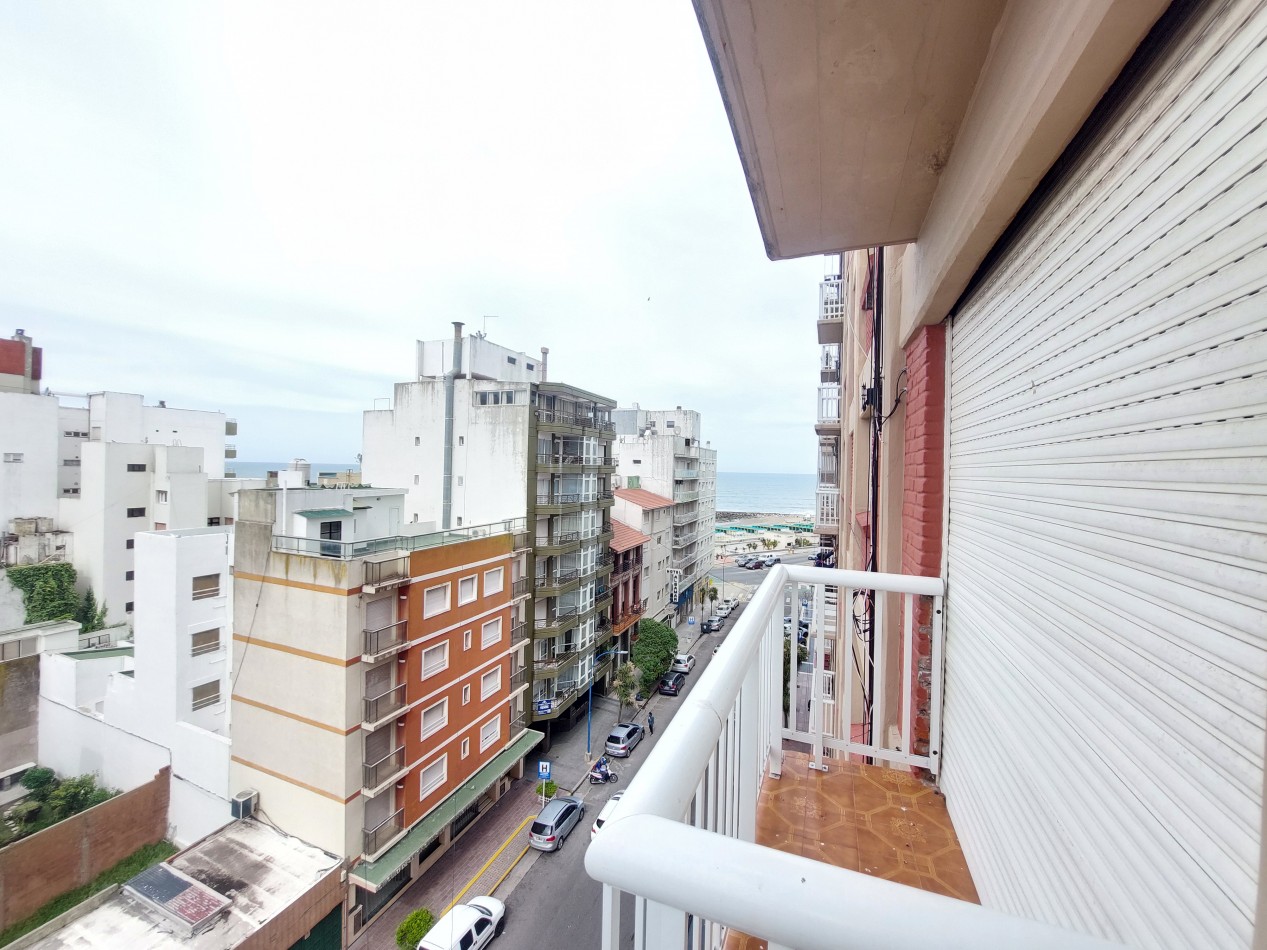Departamento de cuatro ambientes con vista lateral al mar y cochera