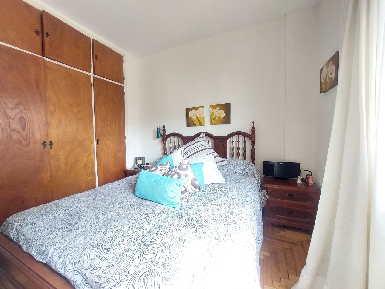 Departamento de cuatro ambientes con vista lateral al mar y cochera