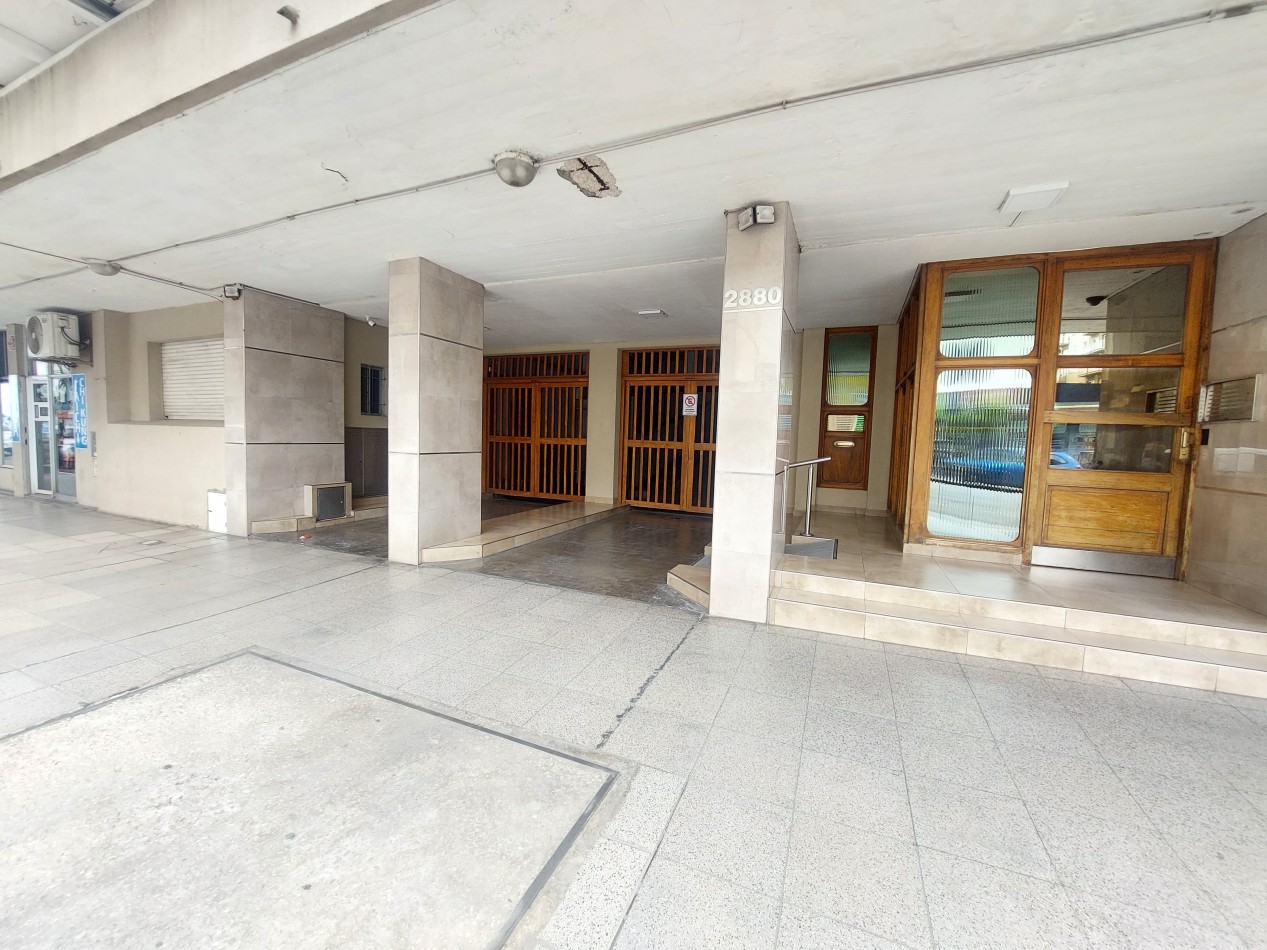 Departamento de cuatro ambientes con vista lateral al mar y cochera