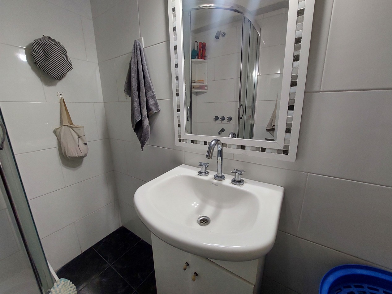 Departamento de cuatro ambientes con vista lateral al mar y cochera