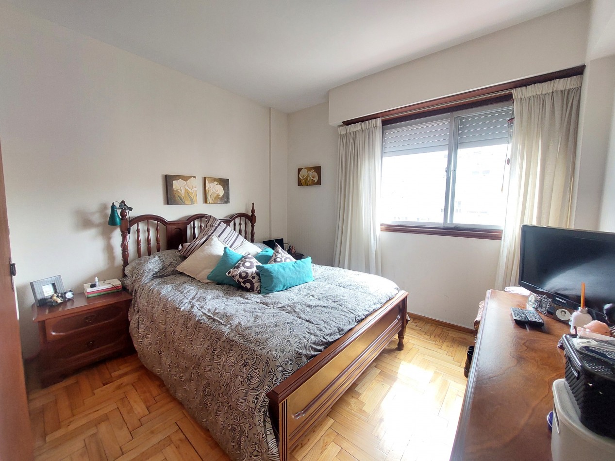 Departamento de cuatro ambientes con vista lateral al mar y cochera