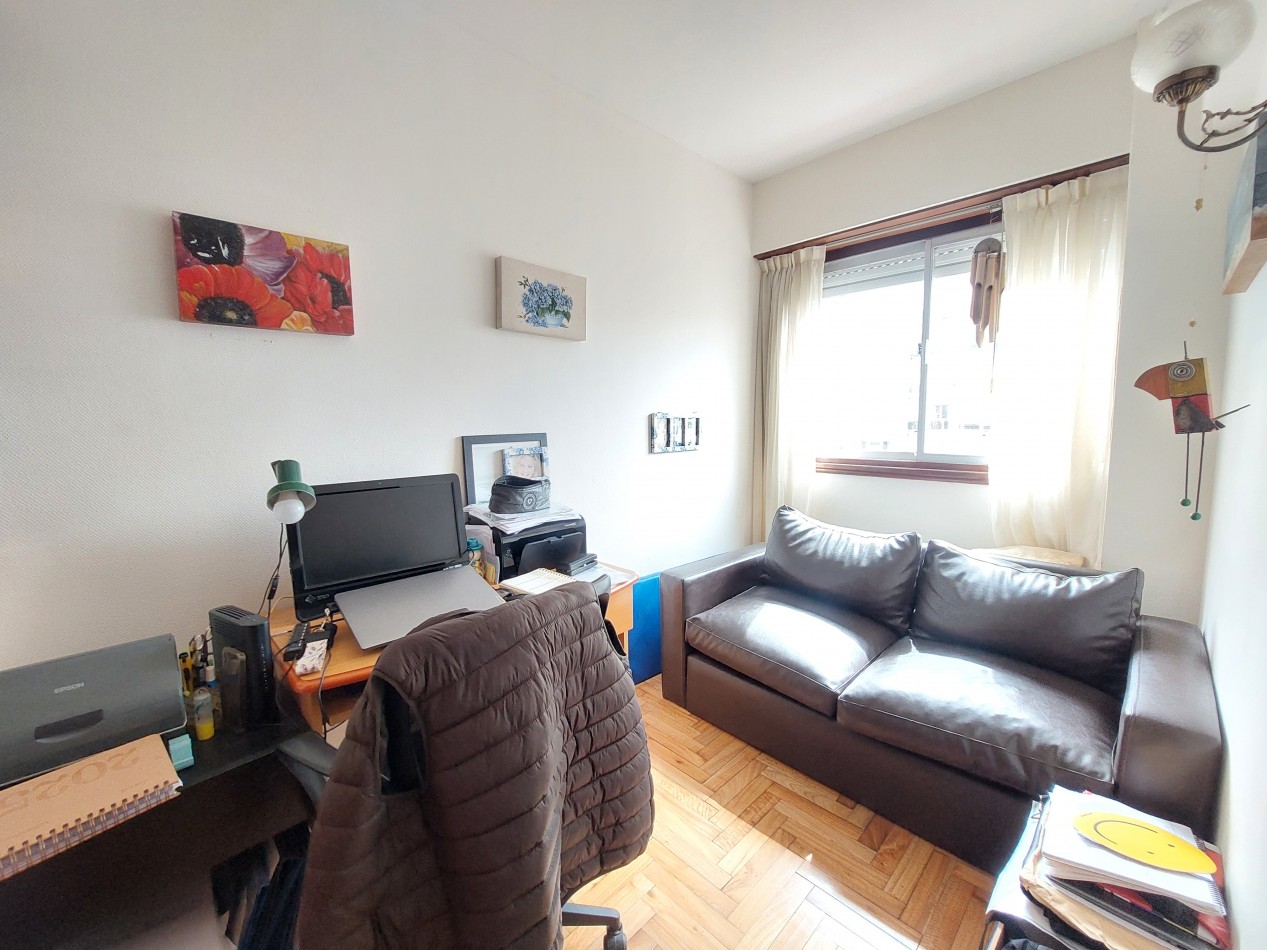 Departamento de cuatro ambientes con vista lateral al mar y cochera