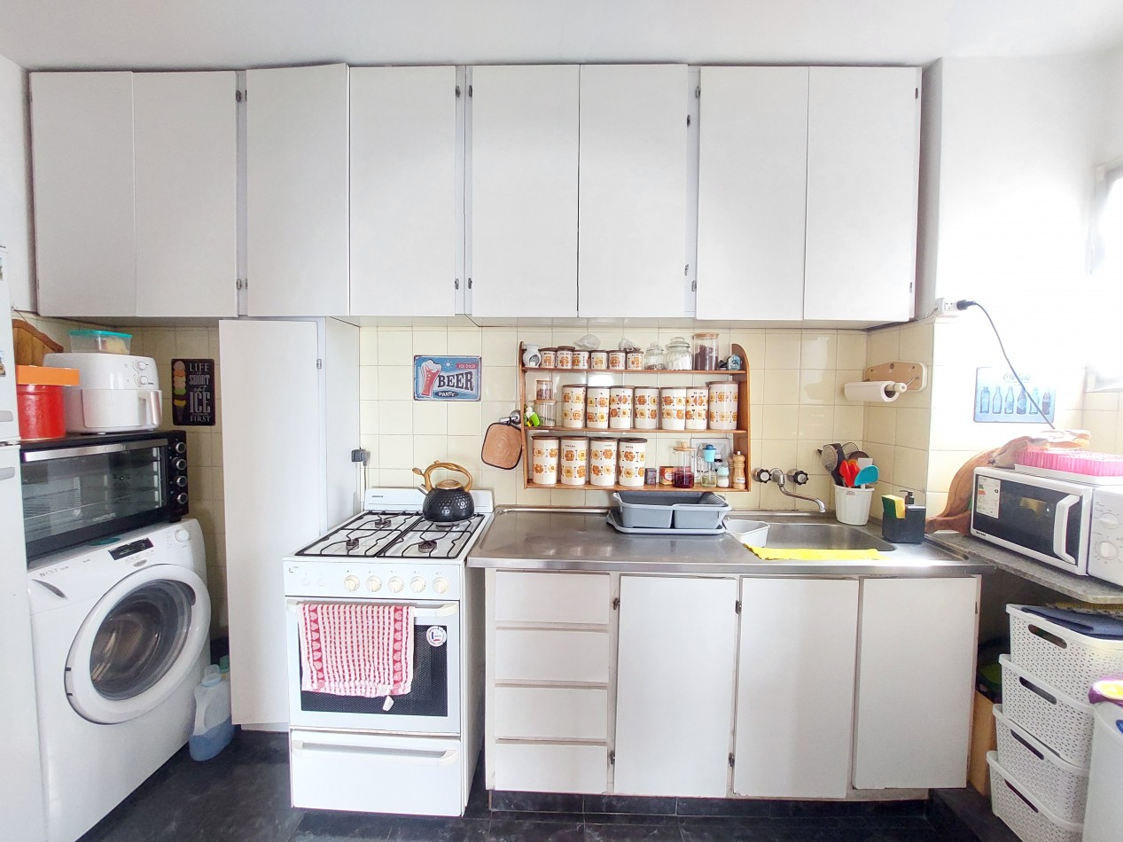 Departamento de cuatro ambientes con vista lateral al mar y cochera