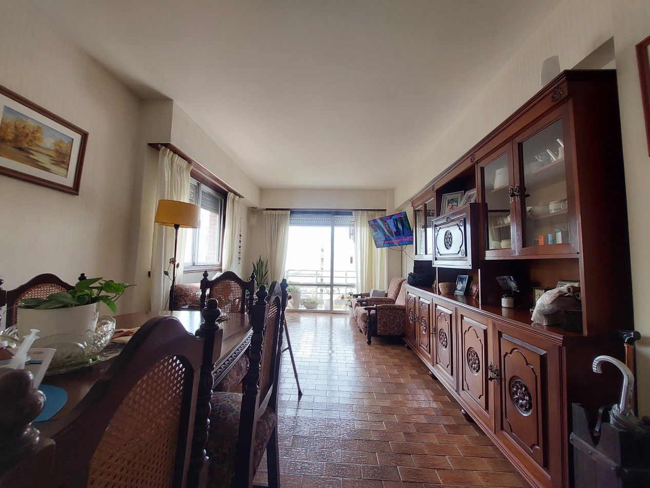 Departamento de cuatro ambientes con vista lateral al mar y cochera