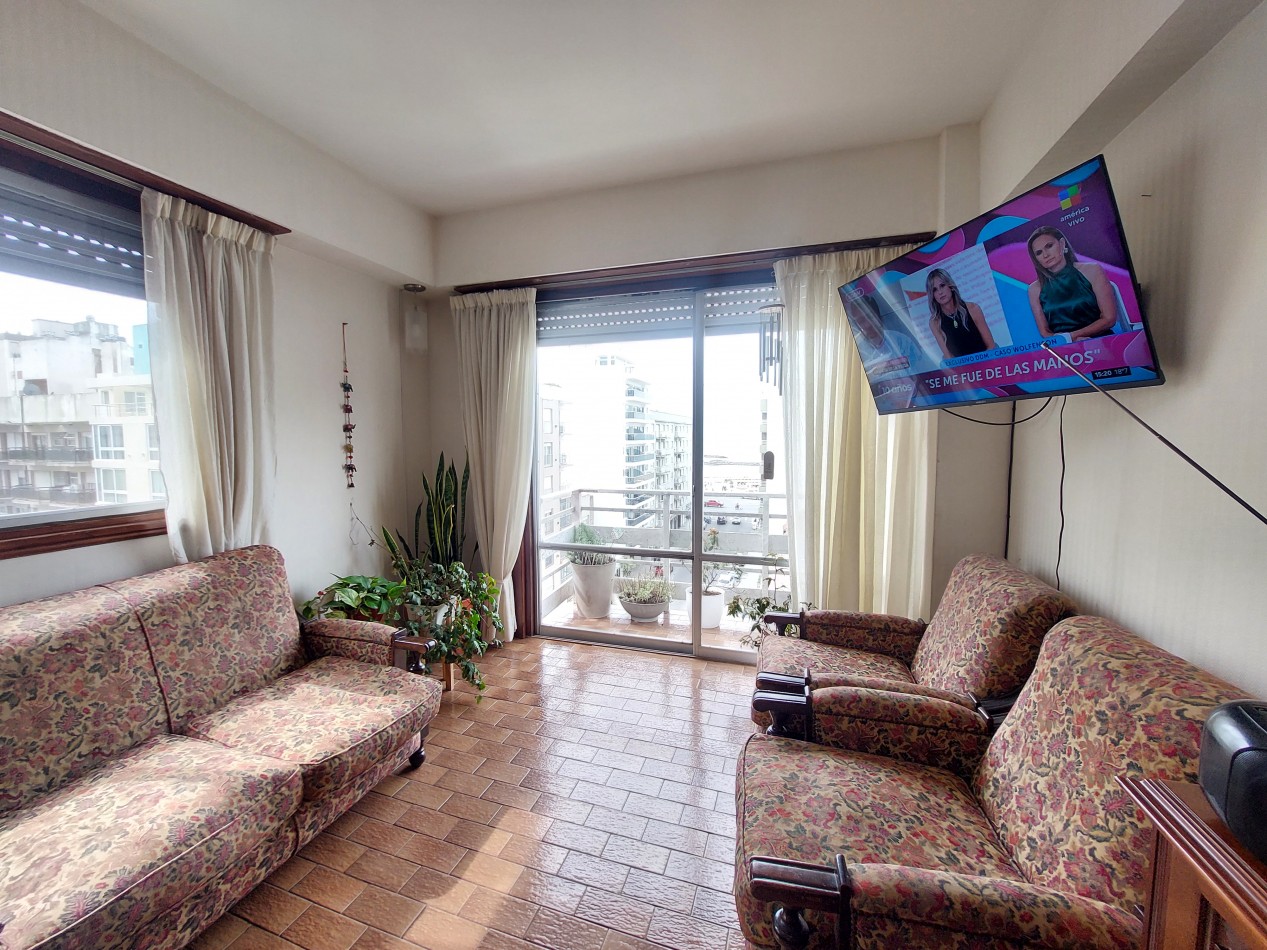 Departamento de cuatro ambientes con vista lateral al mar y cochera