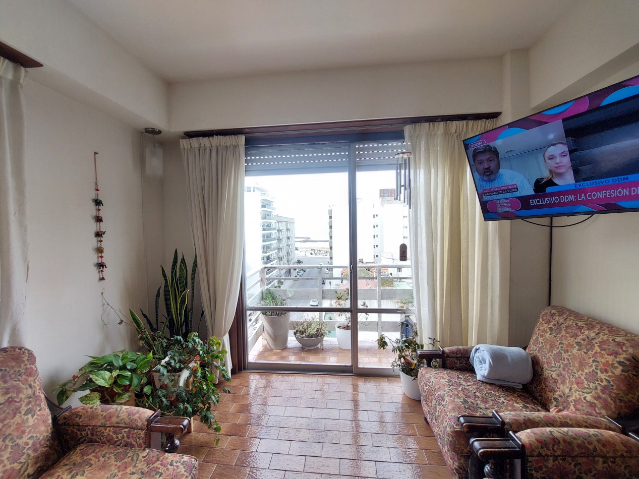 Departamento de cuatro ambientes con vista lateral al mar y cochera
