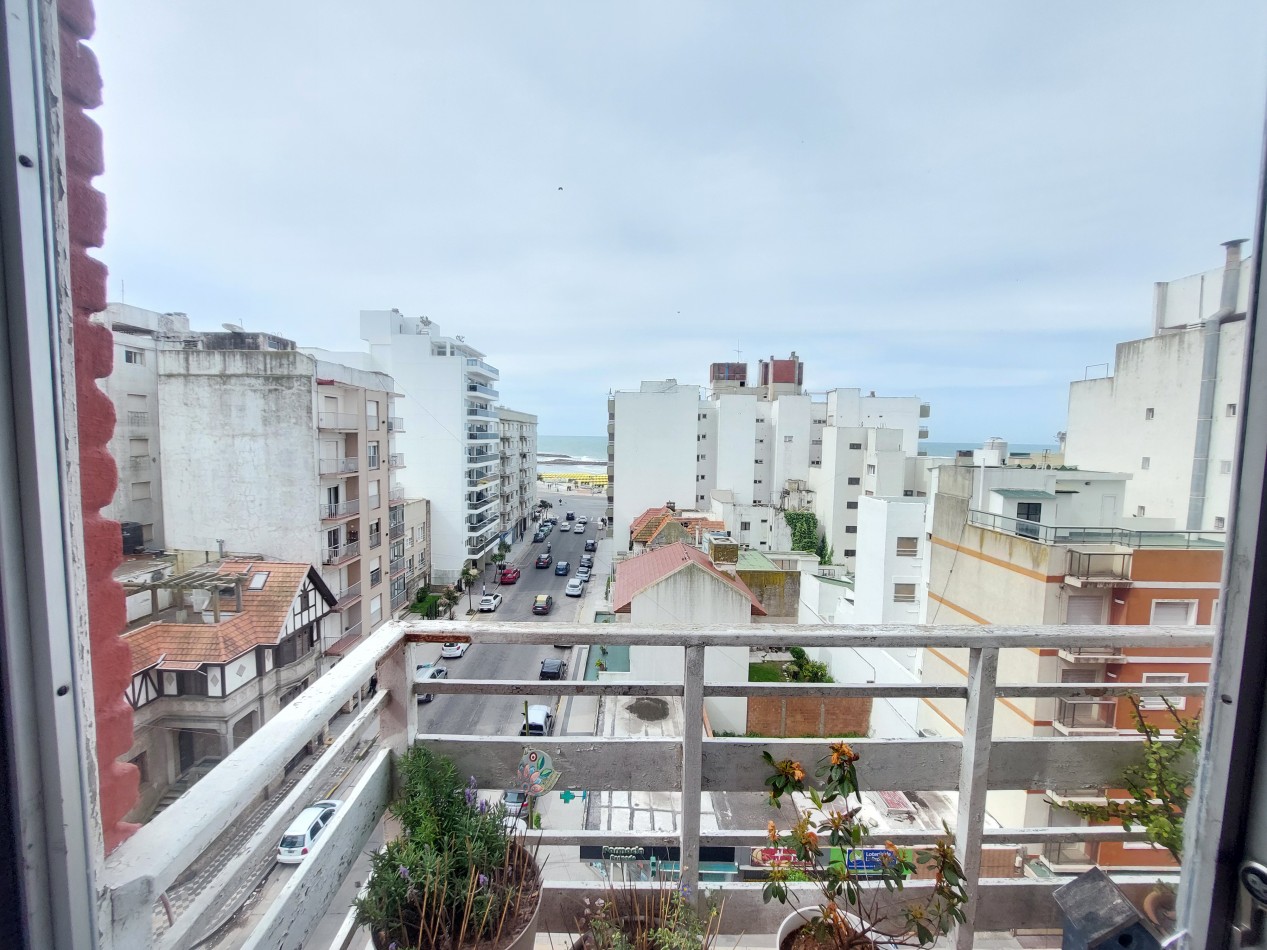 Departamento de cuatro ambientes con vista lateral al mar y cochera