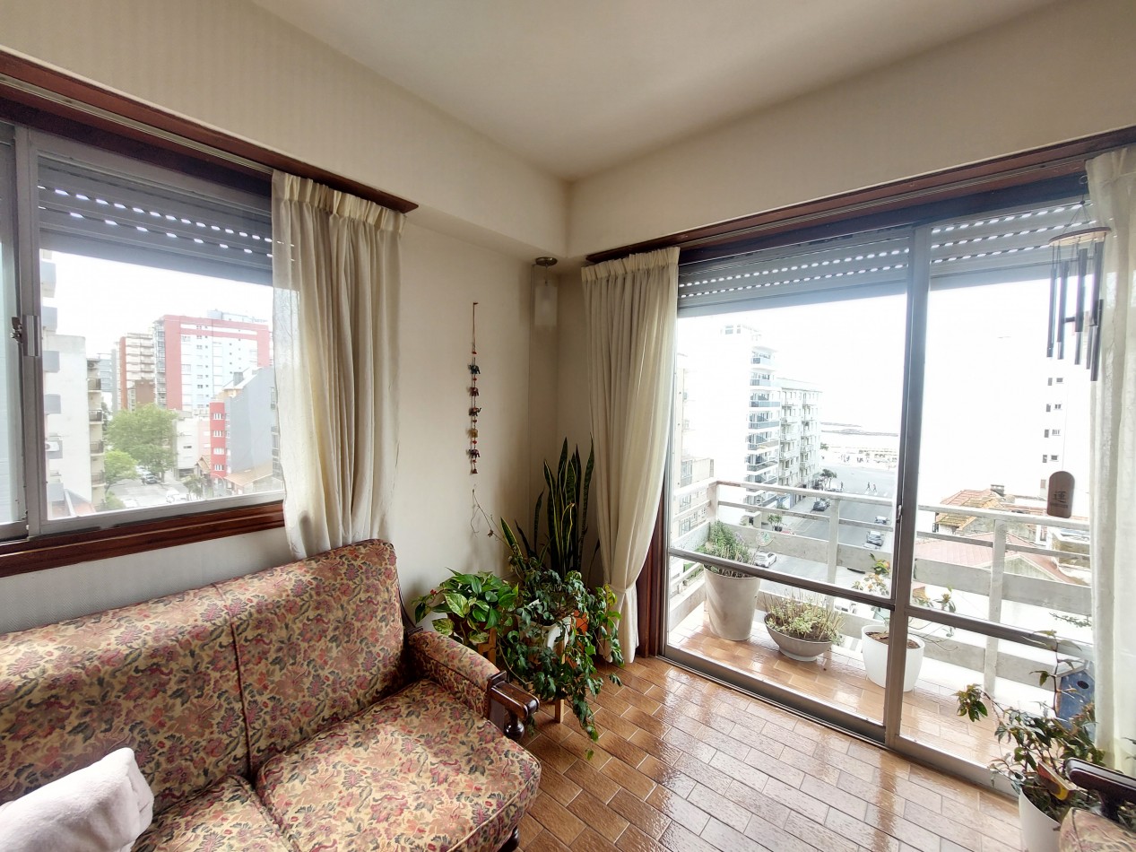 Departamento de cuatro ambientes con vista lateral al mar y cochera