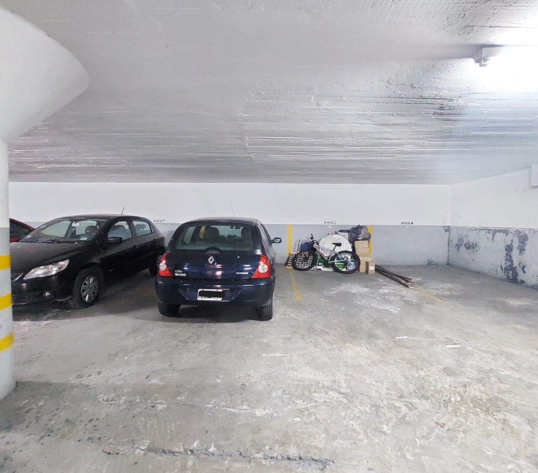 Departamento de cuatro ambientes con vista lateral al mar y cochera