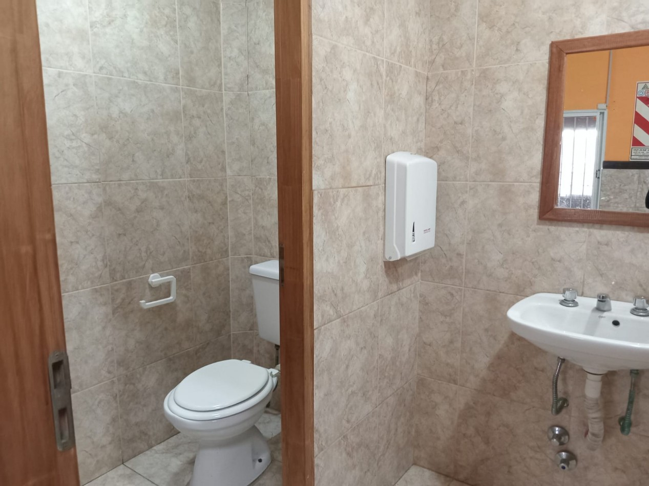 AMPLIO LOCAL 225M2 MAS PATIO-AV. TEJEDOR Y ACEVEDO