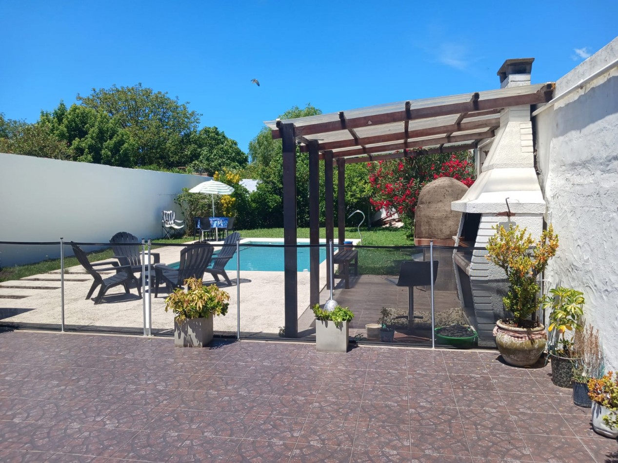 Venta casa 4 ambientes, garaje, parque y piscina, Caisamar