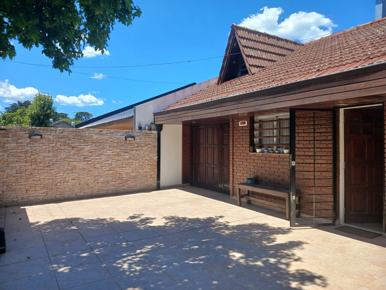 Venta casa 4 ambientes, garaje, parque y piscina, Caisamar