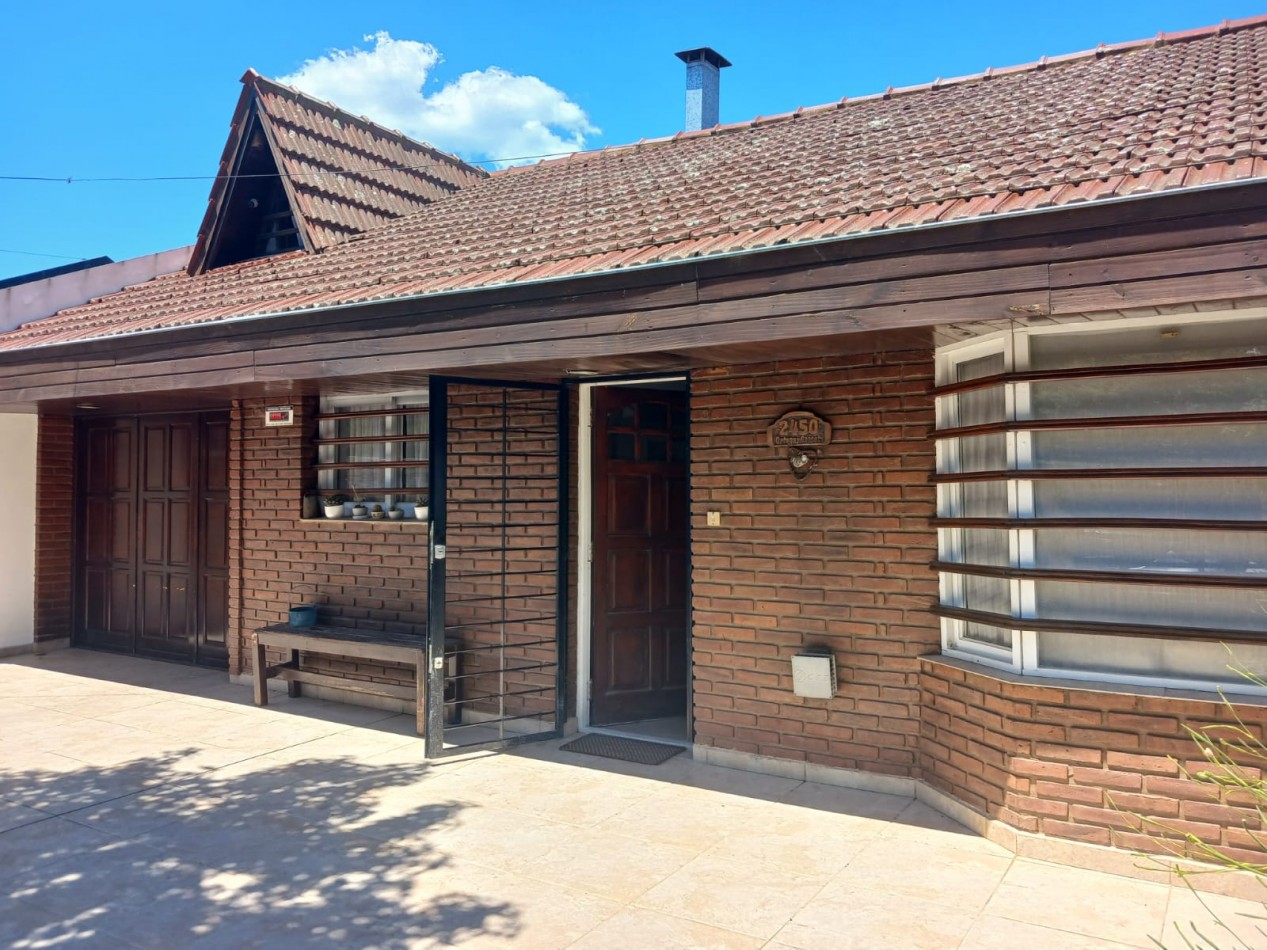 Venta casa 4 ambientes, garaje, parque y piscina, Caisamar