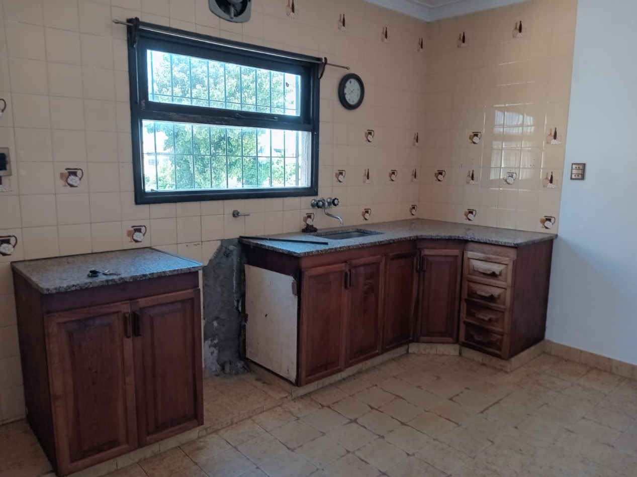 CASA CON LOCAL COMERCIAL- CERRITO Y AYOLAS