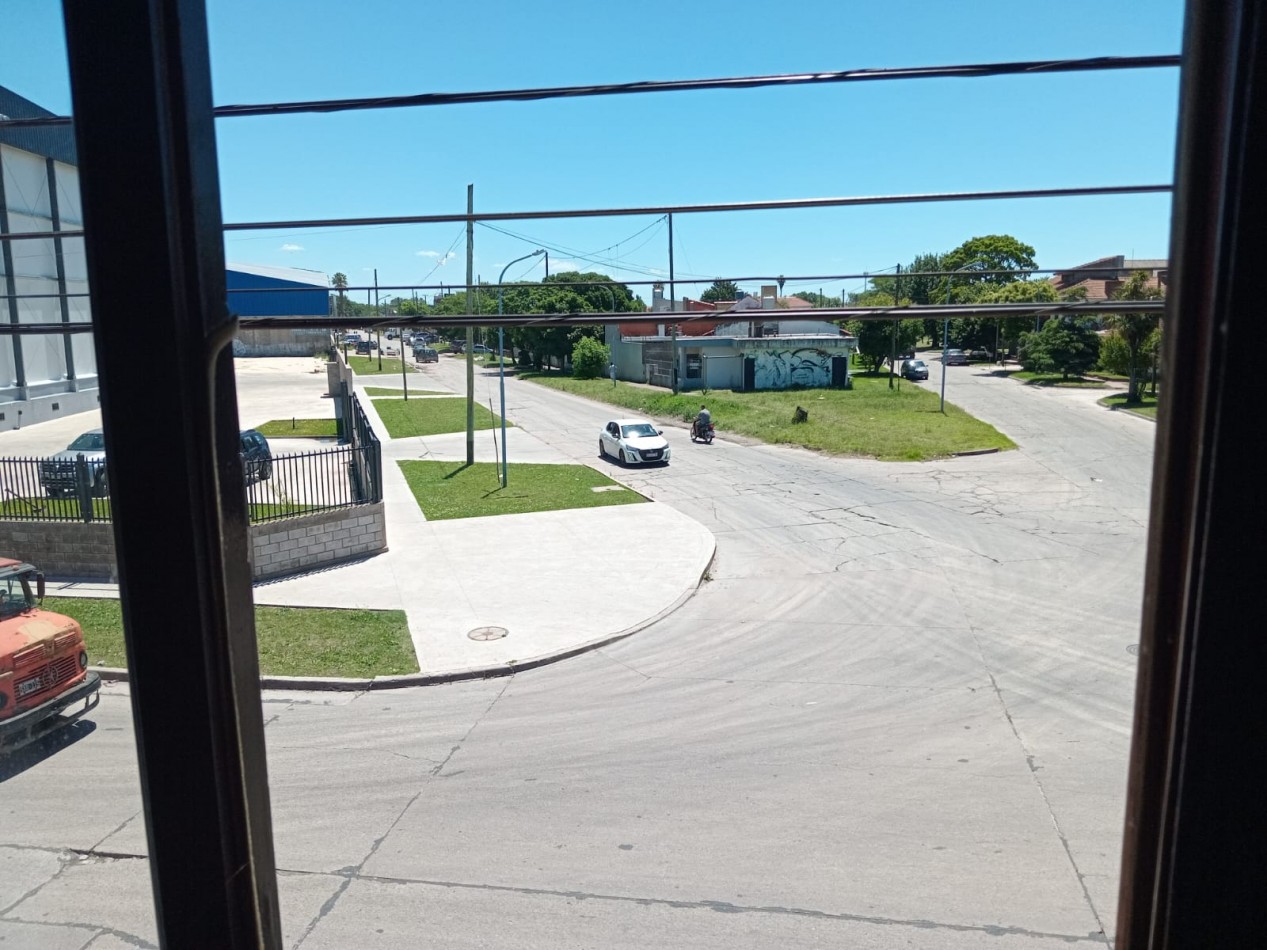 CASA CON LOCAL COMERCIAL- CERRITO Y AYOLAS