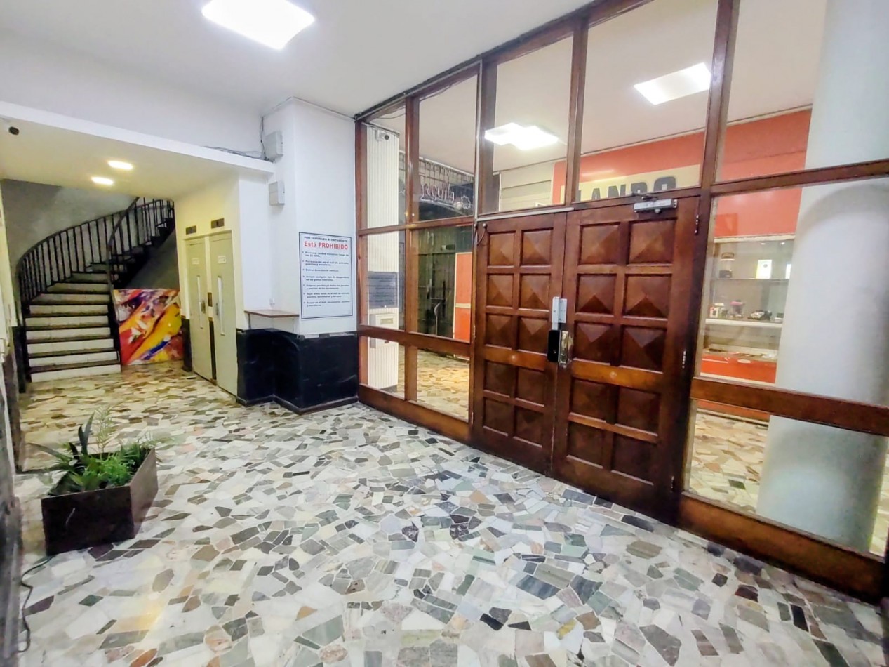 Venta departamento dos ambientes lateral zona centro