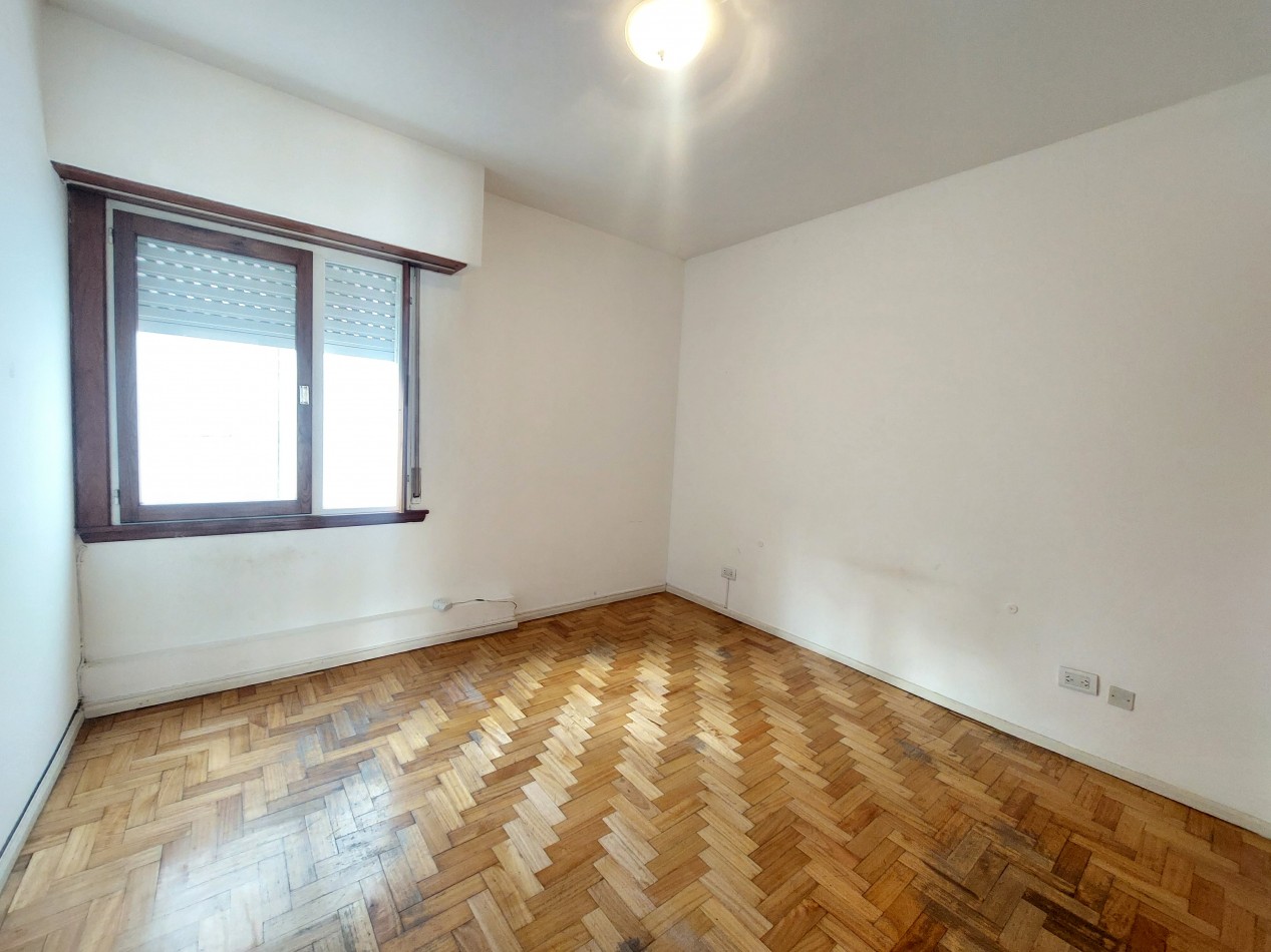 Dos ambientes. Dos patios y Cochera doble.