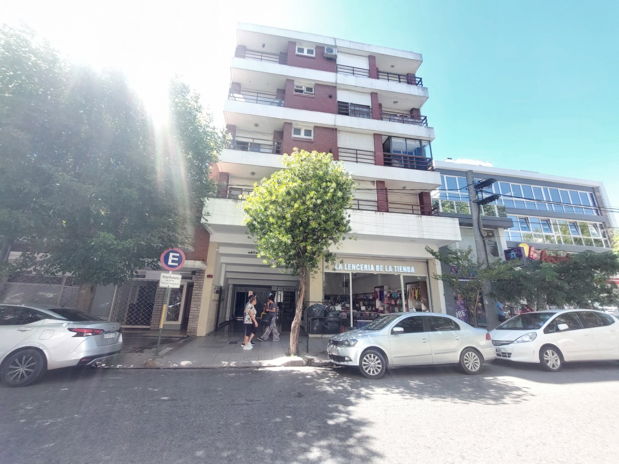 Dos ambientes. Dos patios y Cochera doble.