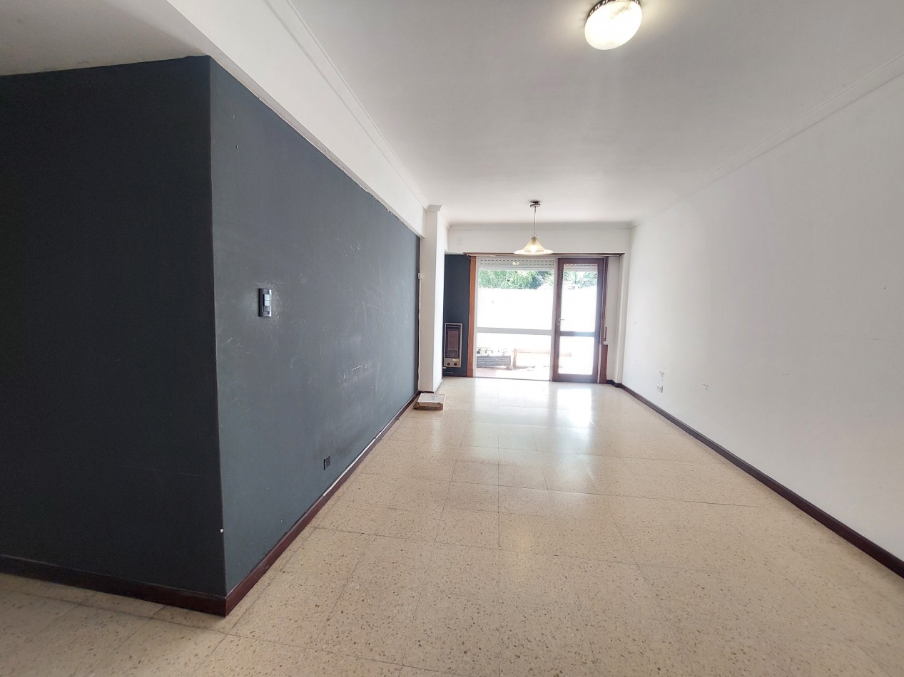 Dos ambientes. Dos patios y Cochera doble.