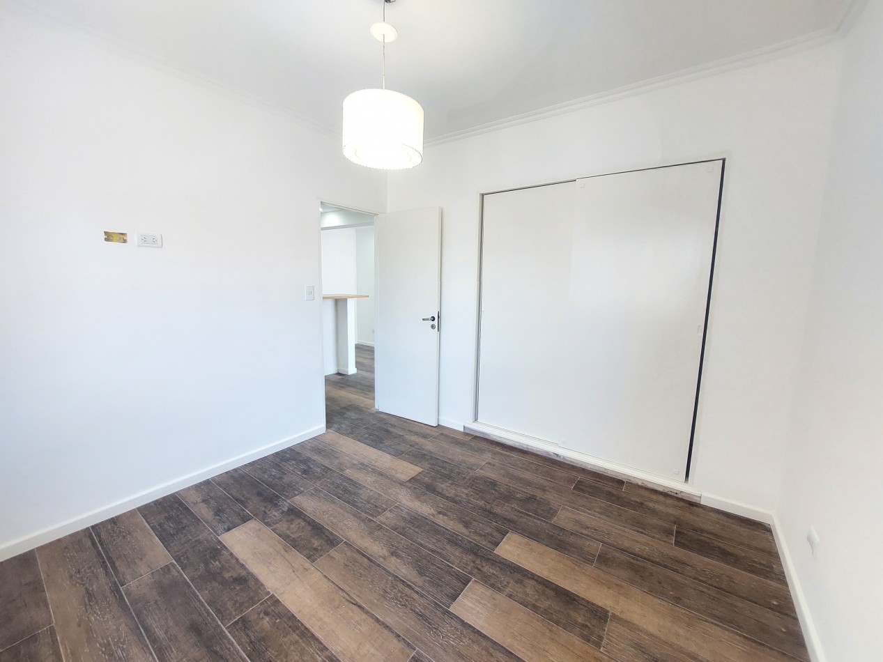 Dos ambientes reciclado con losa radiante. Vista abierta, luminoso y silencioso. Permuta.