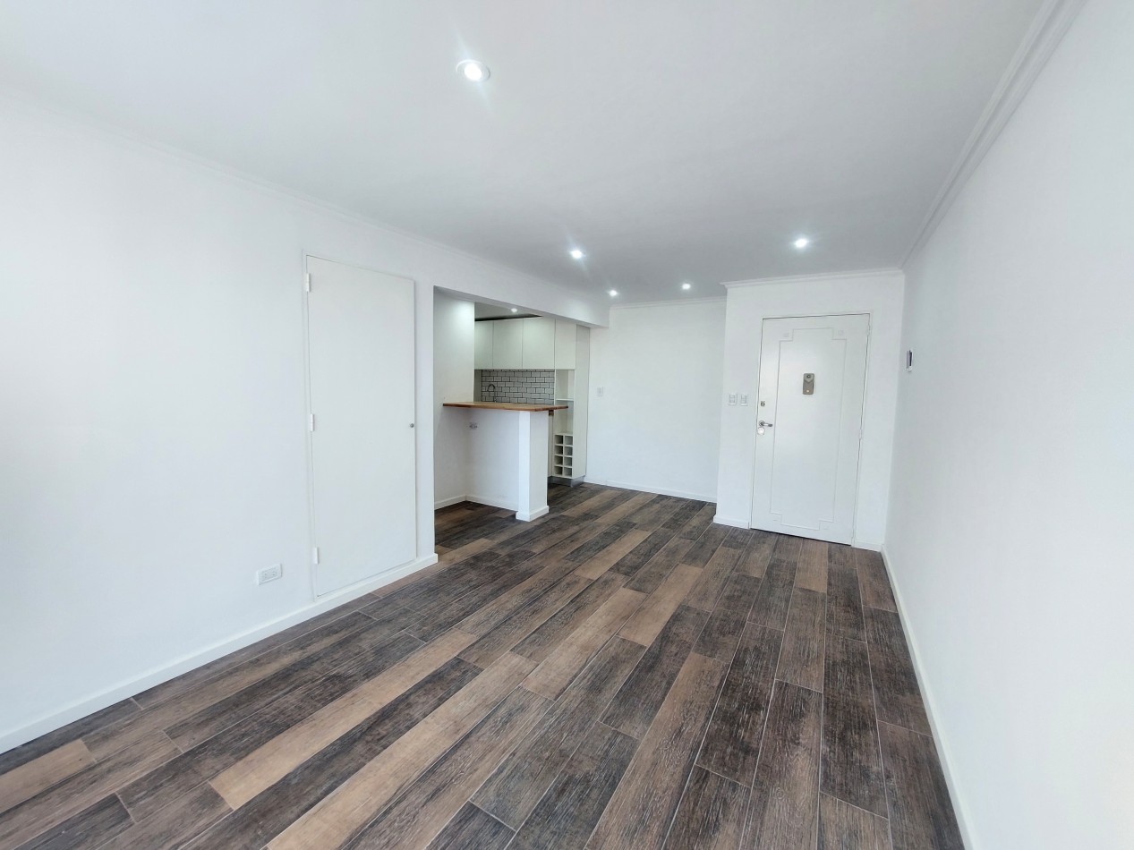 Dos ambientes reciclado con losa radiante. Vista abierta, luminoso y silencioso. Permuta.