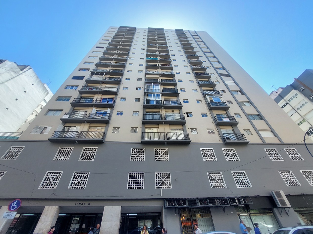 Dos ambientes reciclado con losa radiante. Vista abierta, luminoso y silencioso. Permuta.