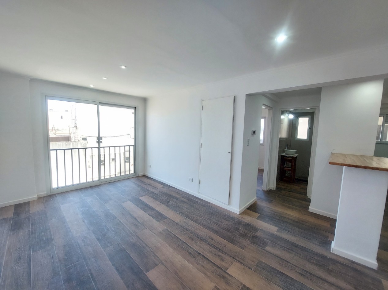 Dos ambientes reciclado con losa radiante. Vista abierta, luminoso y silencioso. Permuta.