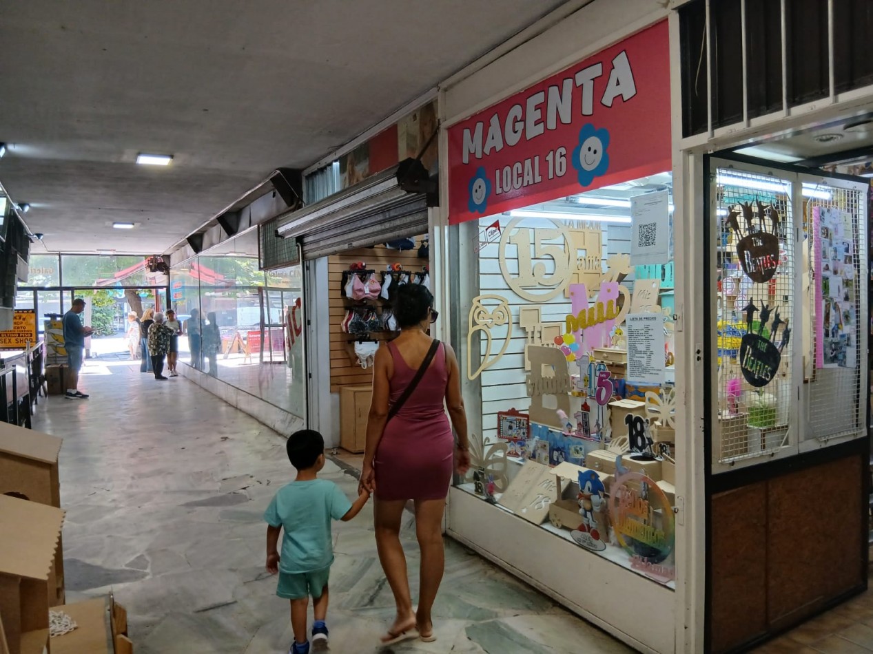 Venta local en galeria zona muy comercial.