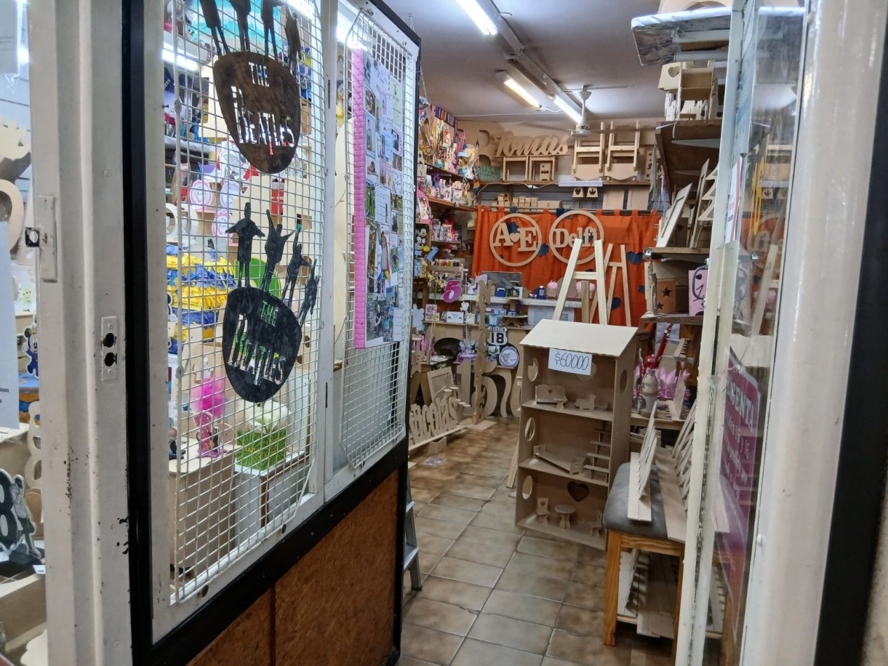 Venta local en galeria zona muy comercial.