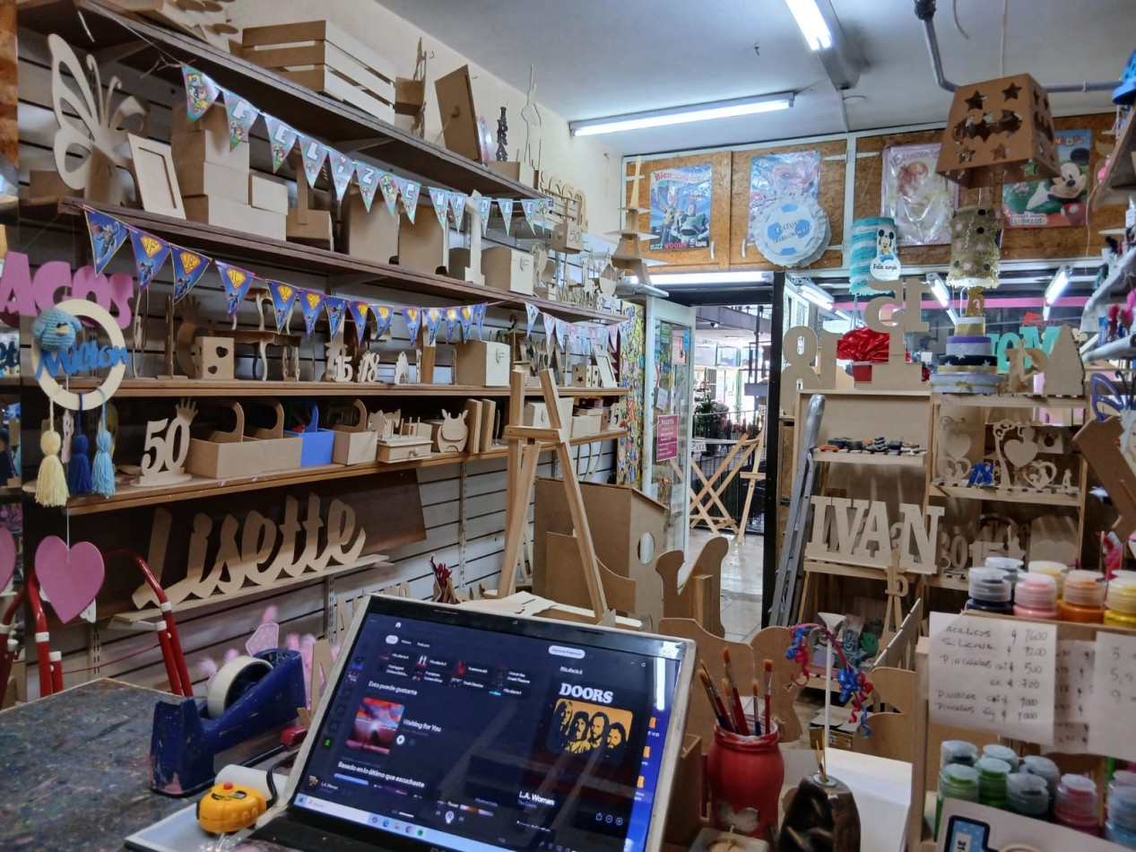 Venta local en galeria zona muy comercial.