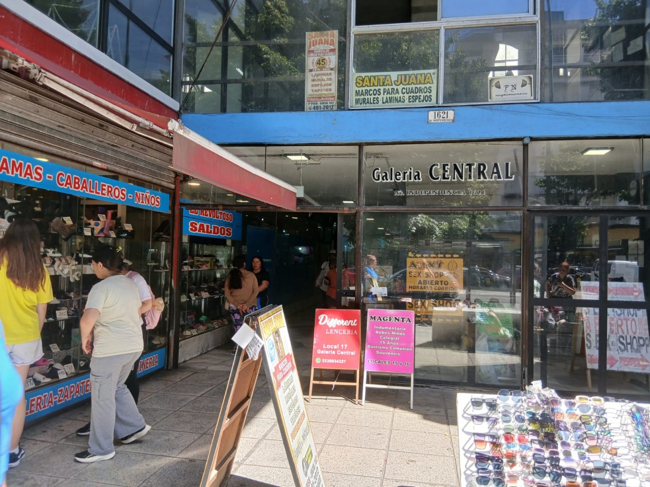 Venta local en galeria zona muy comercial.