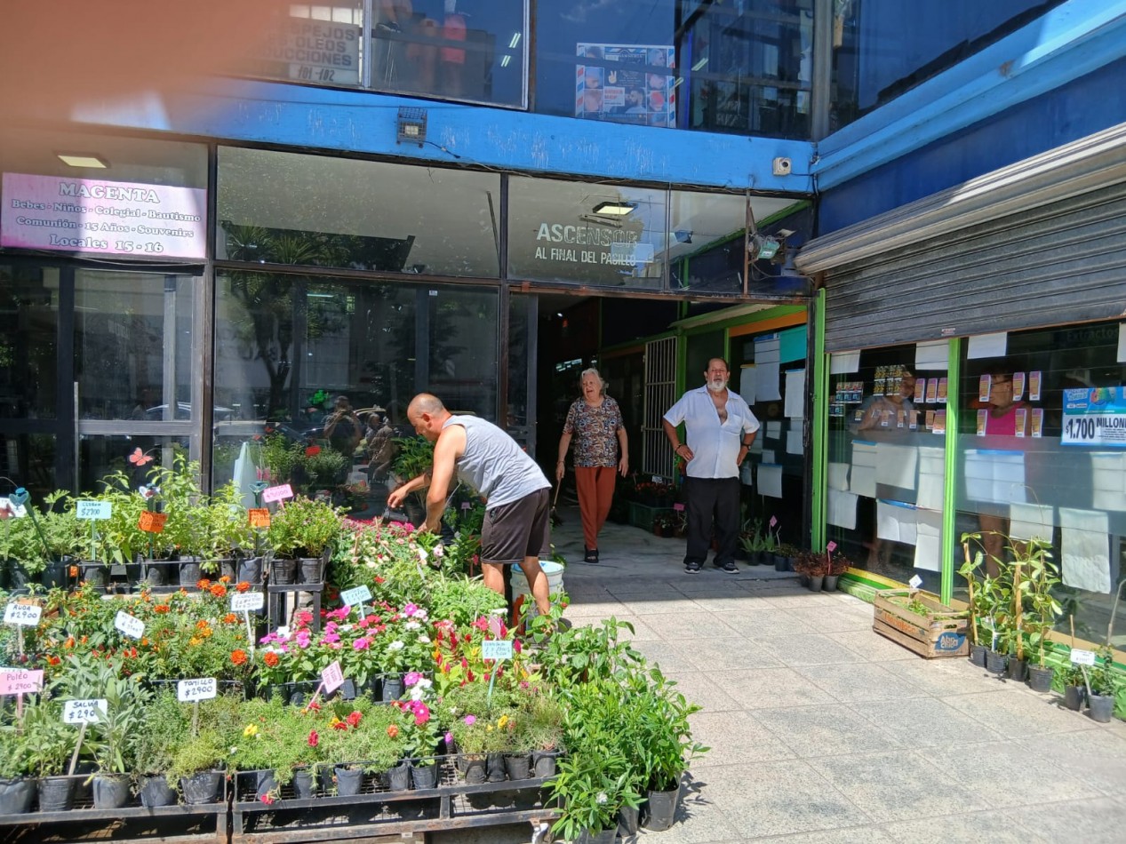 Venta local en galeria zona muy comercial.