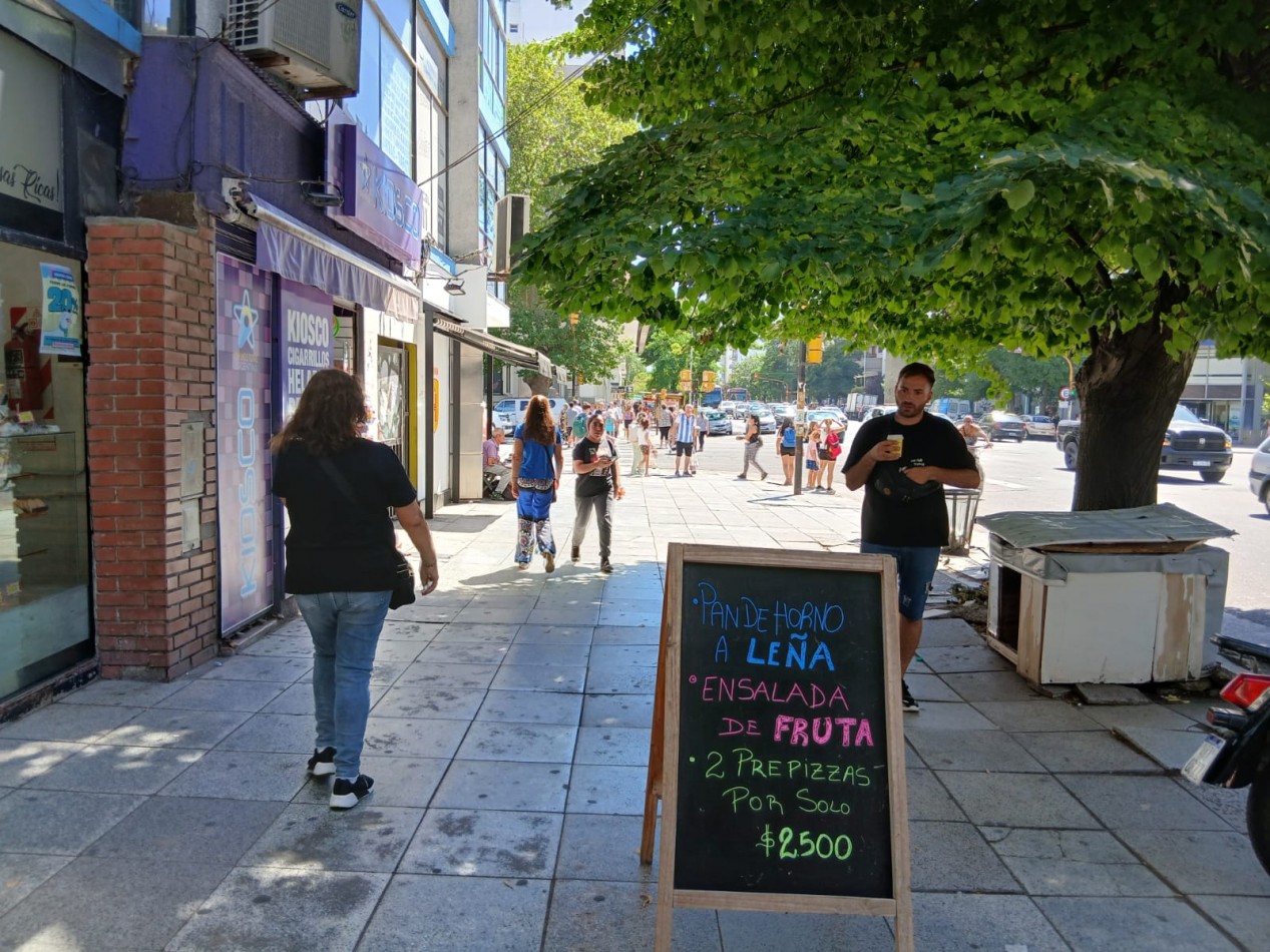 Venta local en galeria zona muy comercial.