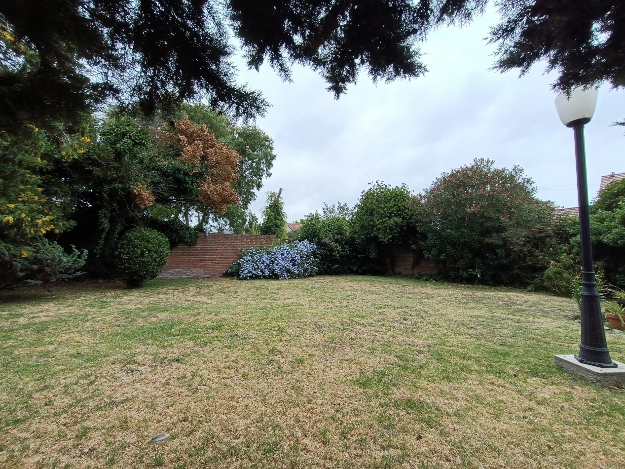 Casa 3 ambientes sobre dos lotes + departamento, cochera, quincho parque en Colinas de Peralta Ramos