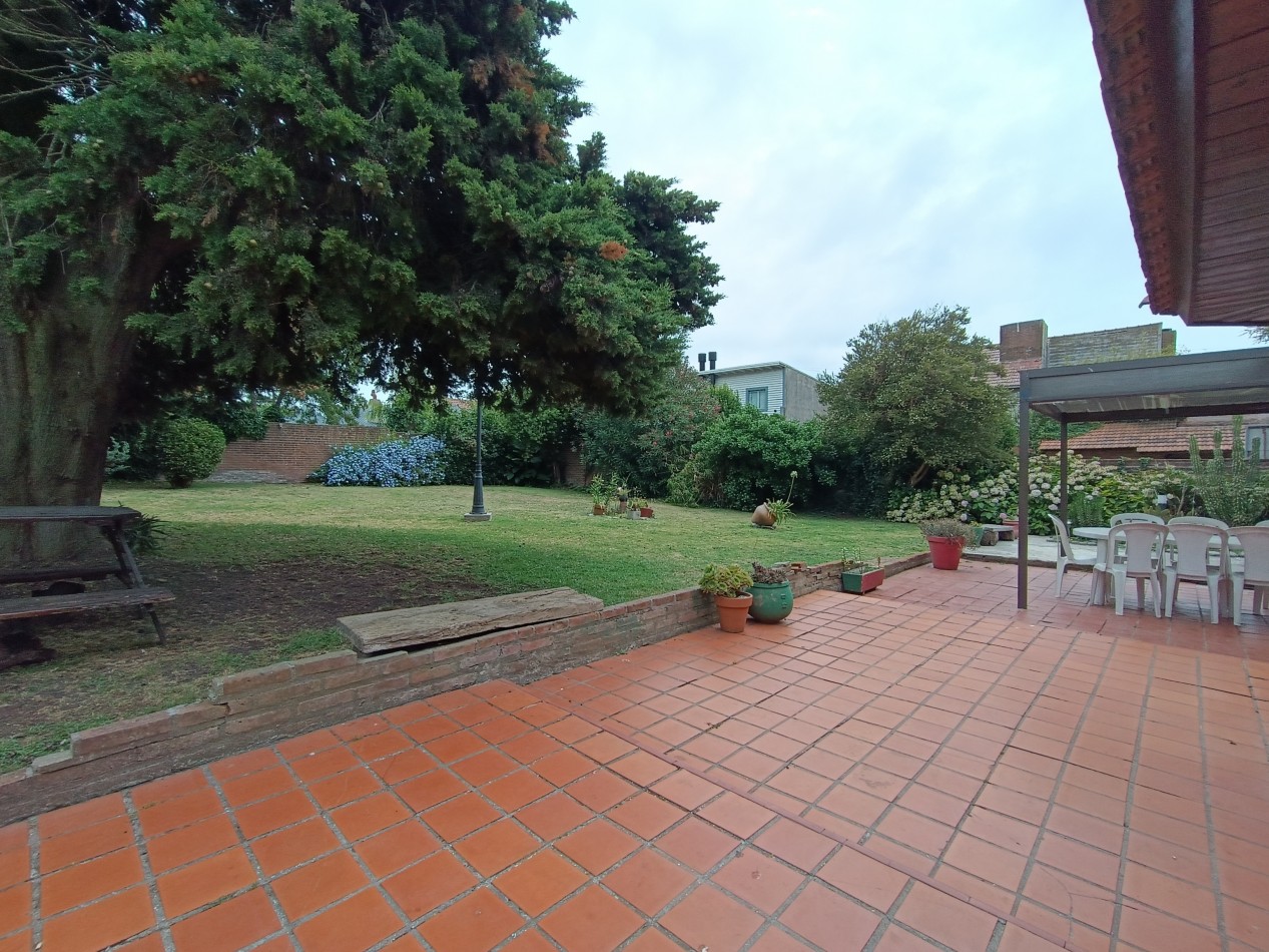 Casa 3 ambientes sobre dos lotes + departamento, cochera, quincho parque en Colinas de Peralta Ramos