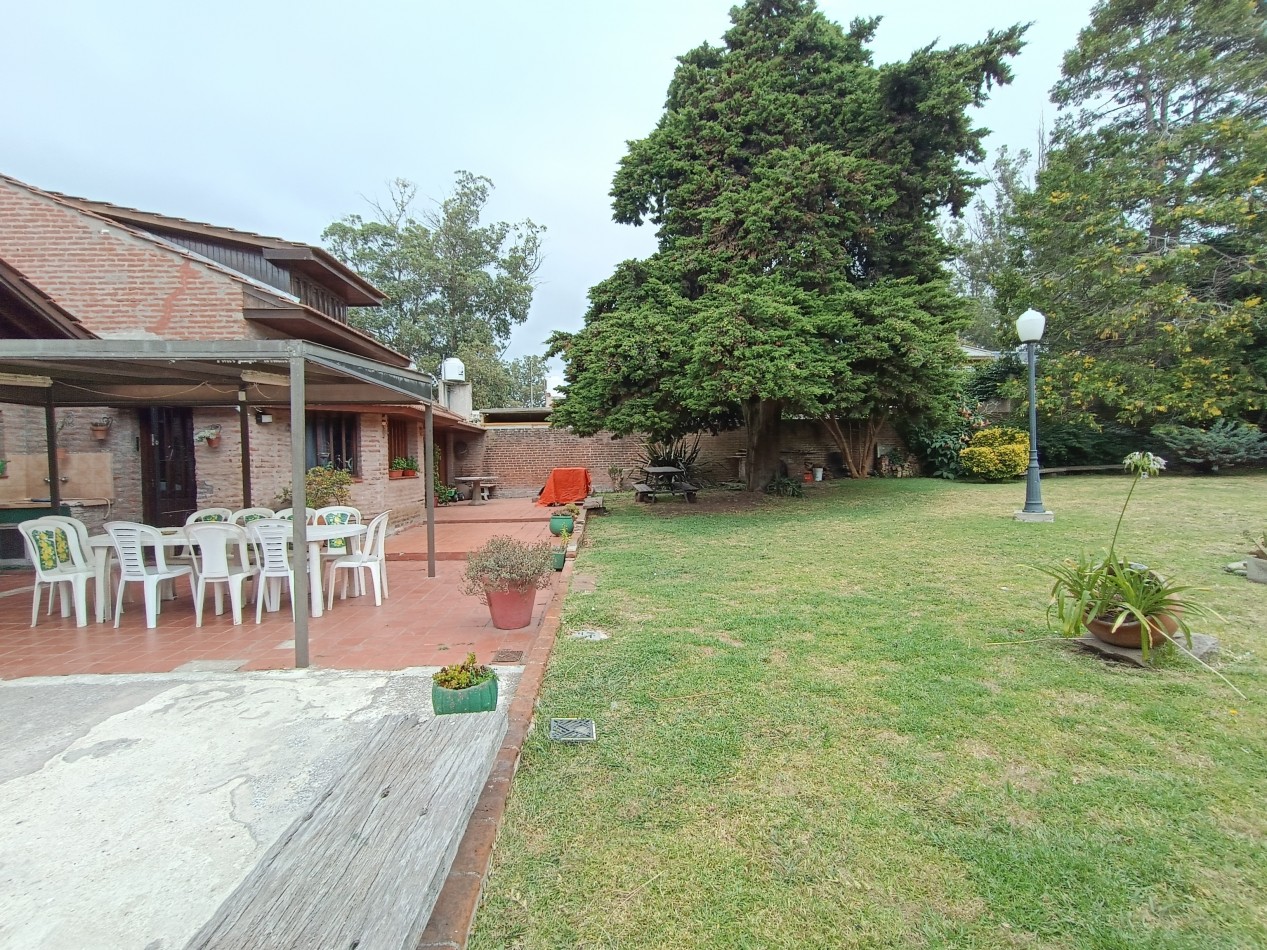 Casa 3 ambientes sobre dos lotes + departamento, cochera, quincho parque en Colinas de Peralta Ramos