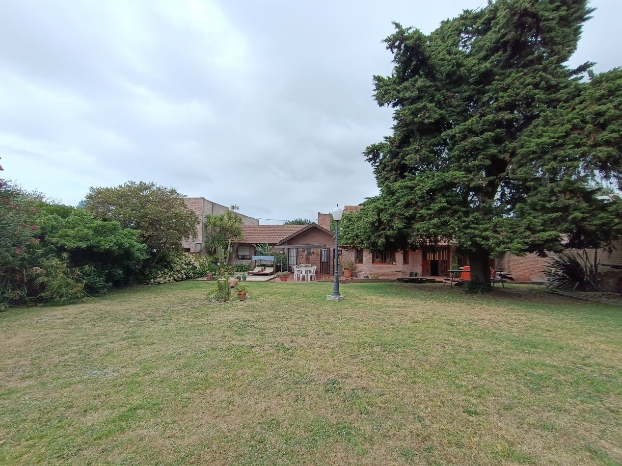 Casa 3 ambientes sobre dos lotes + departamento, cochera, quincho parque en Colinas de Peralta Ramos