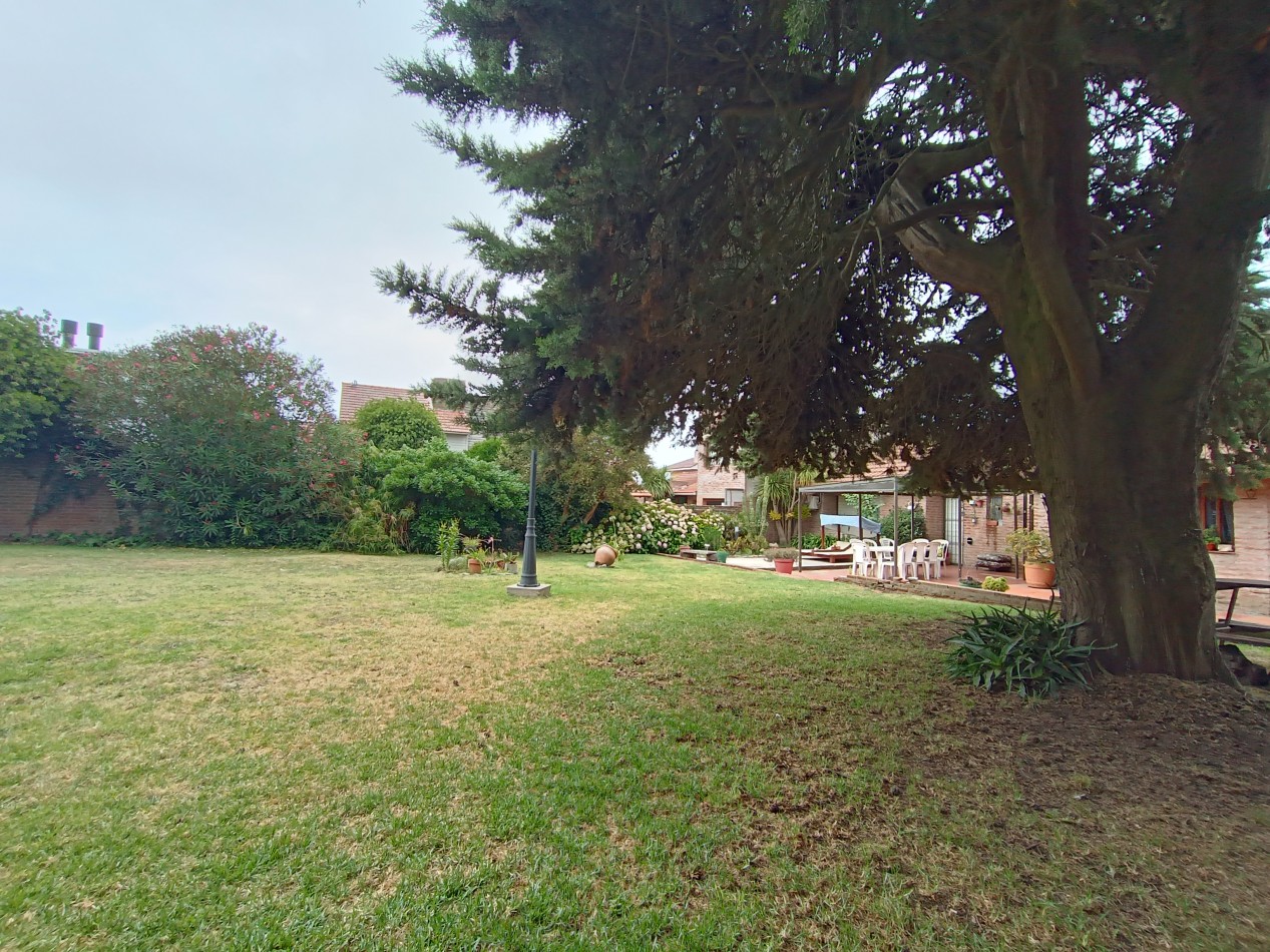 Casa 3 ambientes sobre dos lotes + departamento, cochera, quincho parque en Colinas de Peralta Ramos