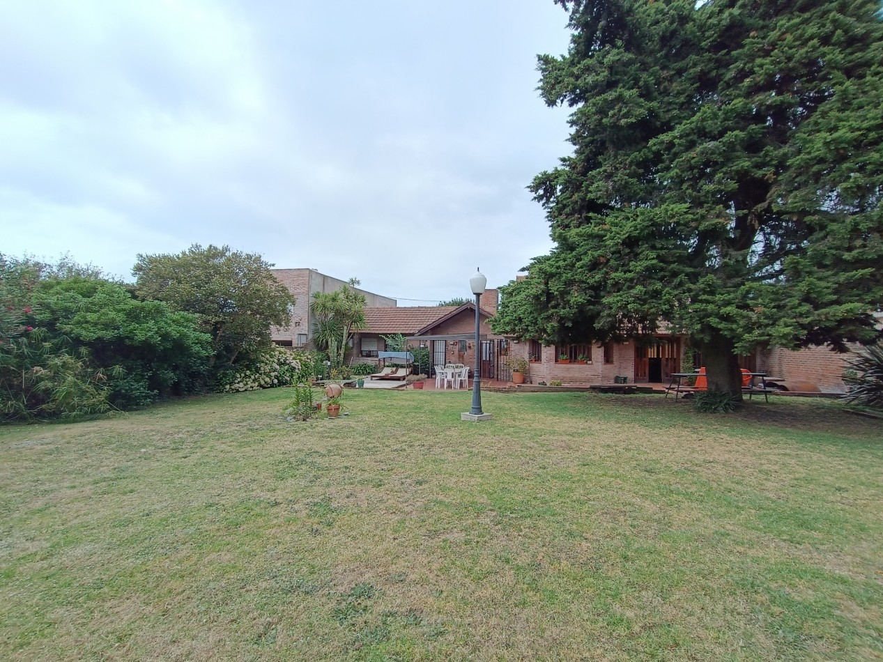 Casa 3 ambientes sobre dos lotes + departamento, cochera, quincho parque en Colinas de Peralta Ramos