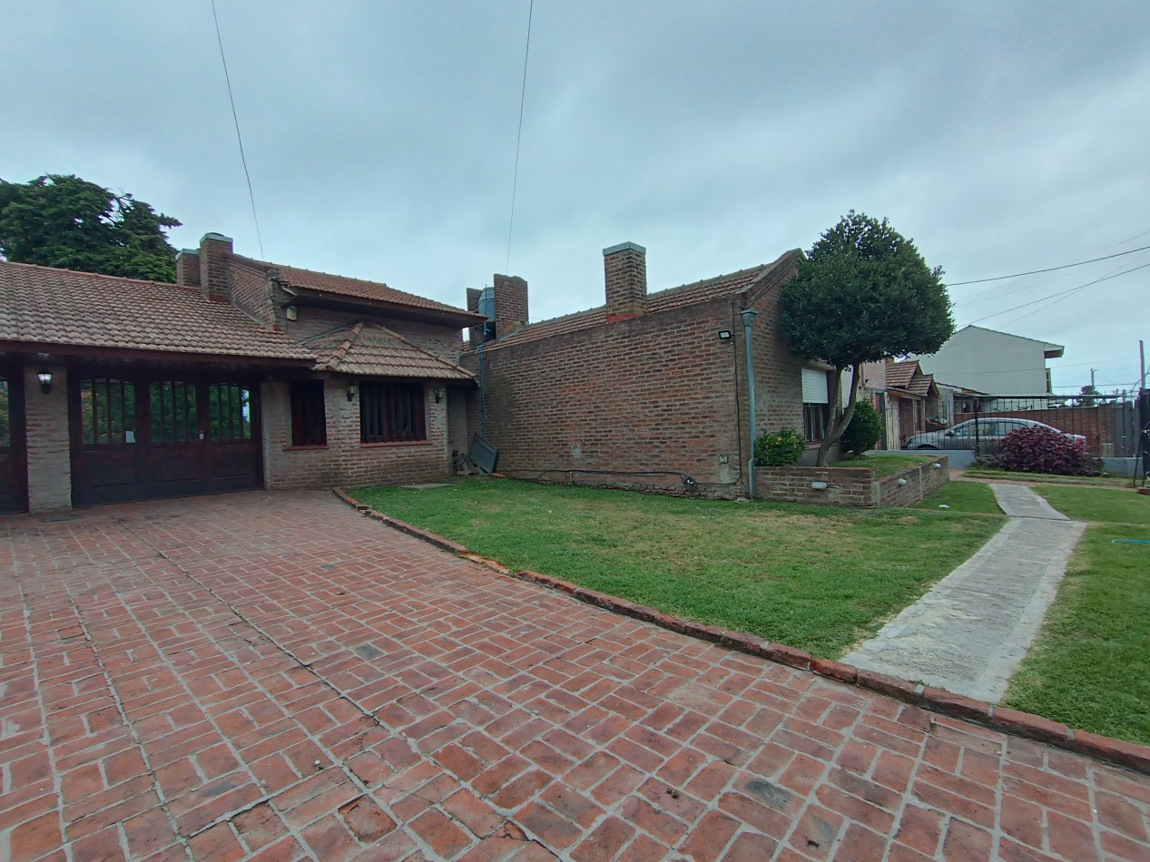 Casa 3 ambientes sobre dos lotes + departamento, cochera, quincho parque en Colinas de Peralta Ramos