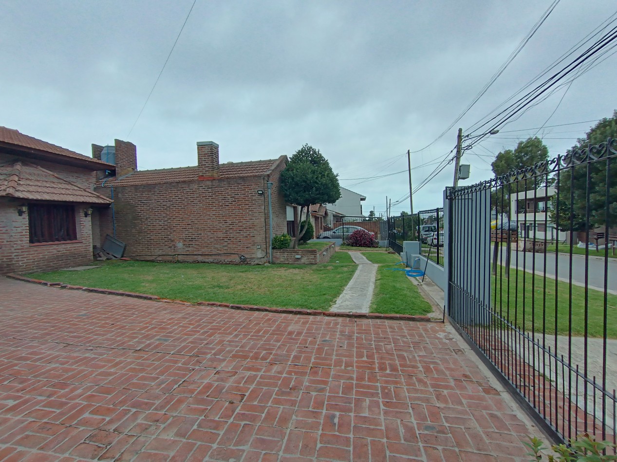 Casa 3 ambientes sobre dos lotes + departamento, cochera, quincho parque en Colinas de Peralta Ramos